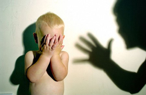Những đứa con bị cha mẹ thường xuyên xúc phạm rất khó sống tốt về sau